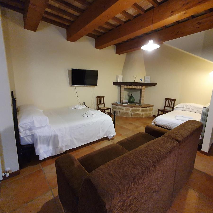 Pietra Maula Agriturismo Castelraimondo Exteriör bild