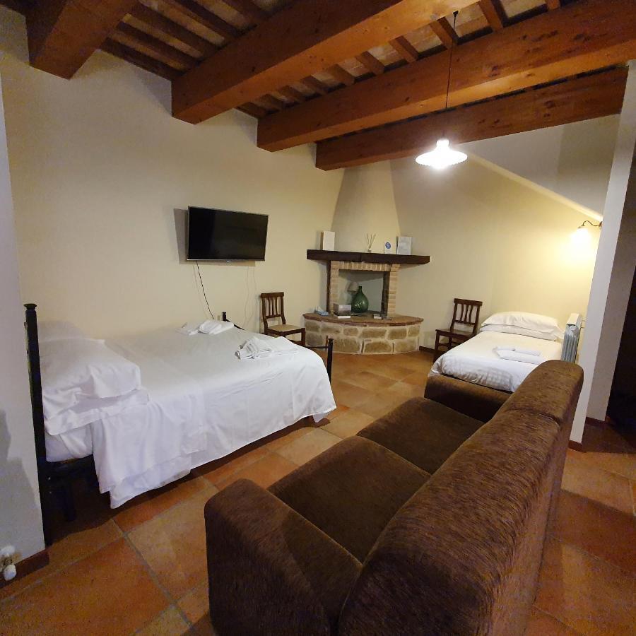 Pietra Maula Agriturismo Castelraimondo Exteriör bild