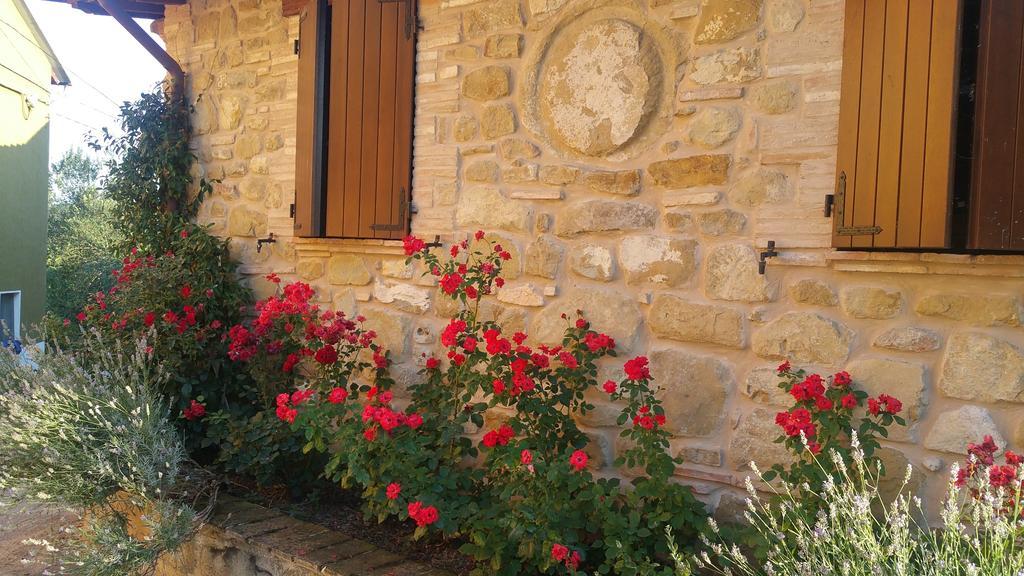 Pietra Maula Agriturismo Castelraimondo Exteriör bild