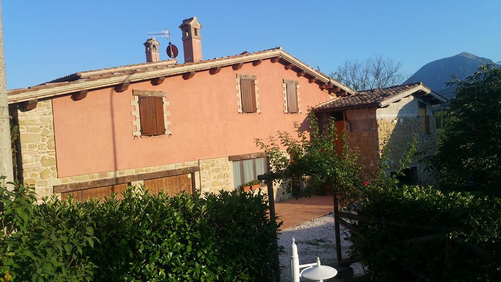 Pietra Maula Agriturismo Castelraimondo Exteriör bild